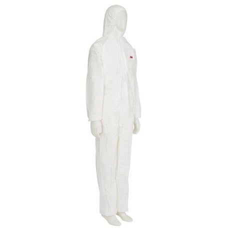 Paspop met de witte 3M Beschermende Overall 4510 aan