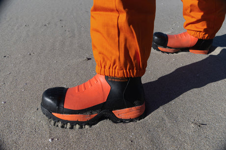 Iemand die de Blastsafe Skywalker laarzen aanheeft op het strand