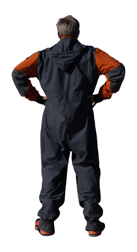 Man met het Blastsafe Ultra straalpak aan (achterrzijde)